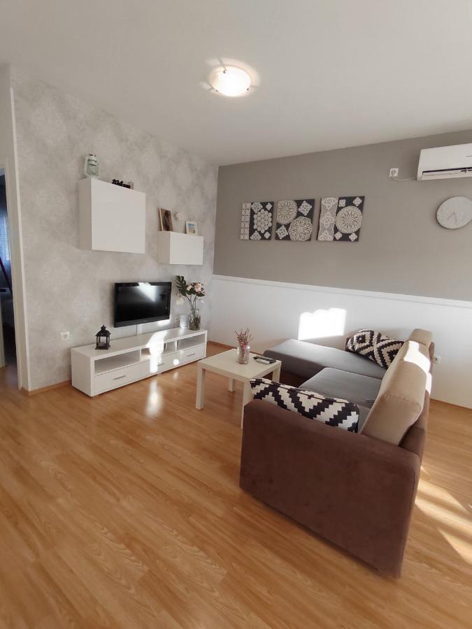 Apartments Karla I Ivano Мандре Екстериор снимка