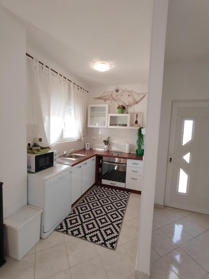 Apartments Karla I Ivano Мандре Екстериор снимка