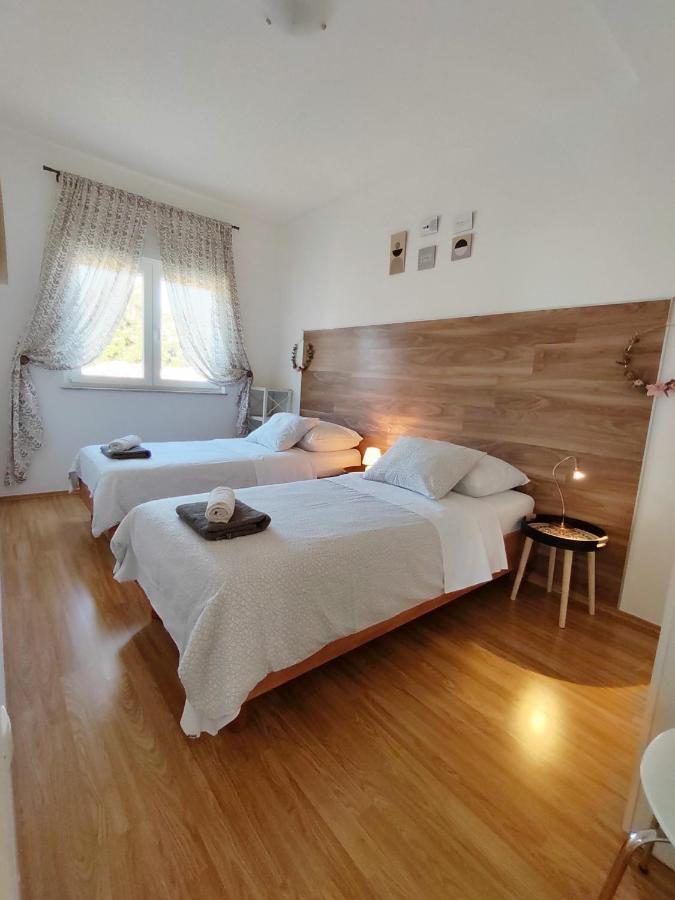 Apartments Karla I Ivano Мандре Екстериор снимка