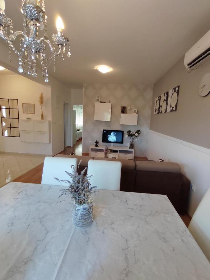 Apartments Karla I Ivano Мандре Екстериор снимка