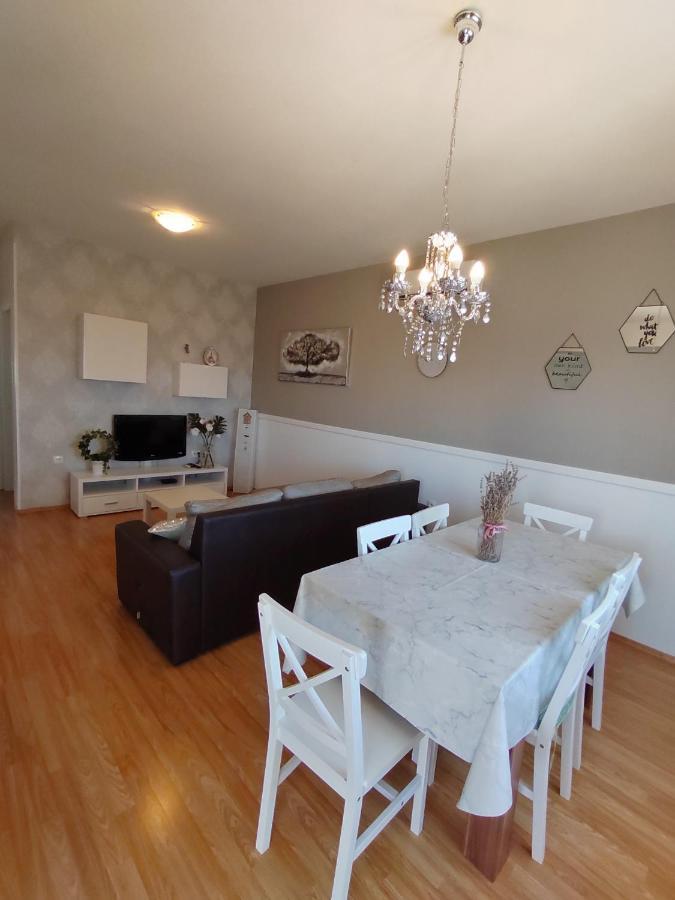 Apartments Karla I Ivano Мандре Екстериор снимка
