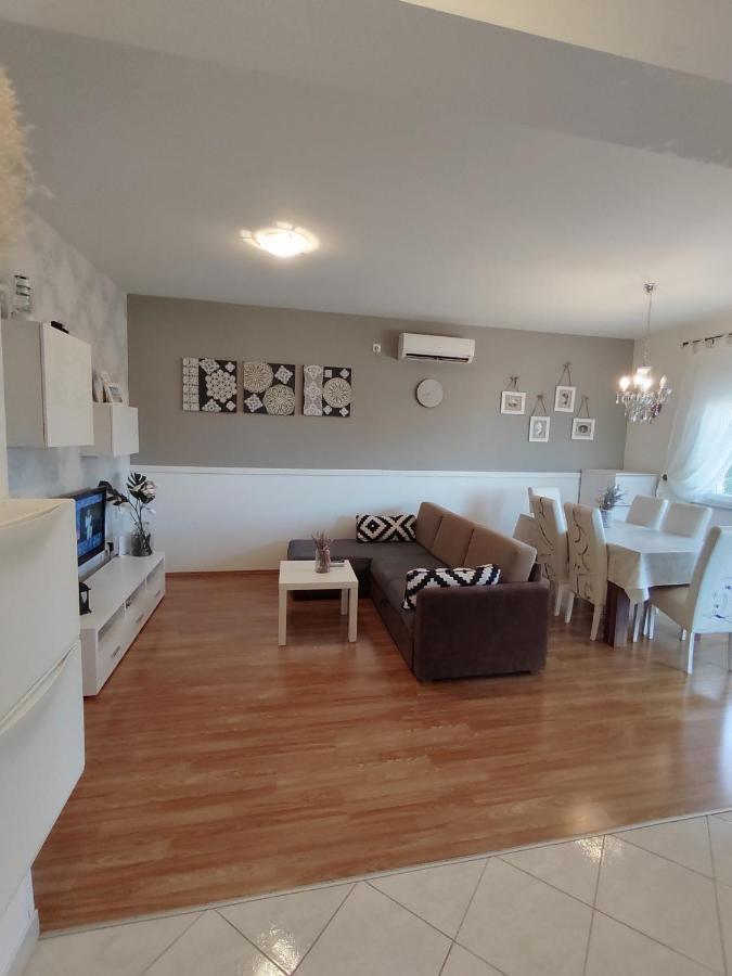 Apartments Karla I Ivano Мандре Екстериор снимка
