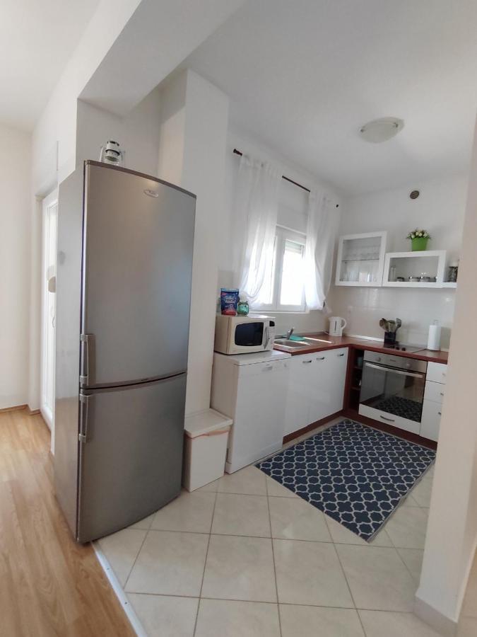 Apartments Karla I Ivano Мандре Екстериор снимка