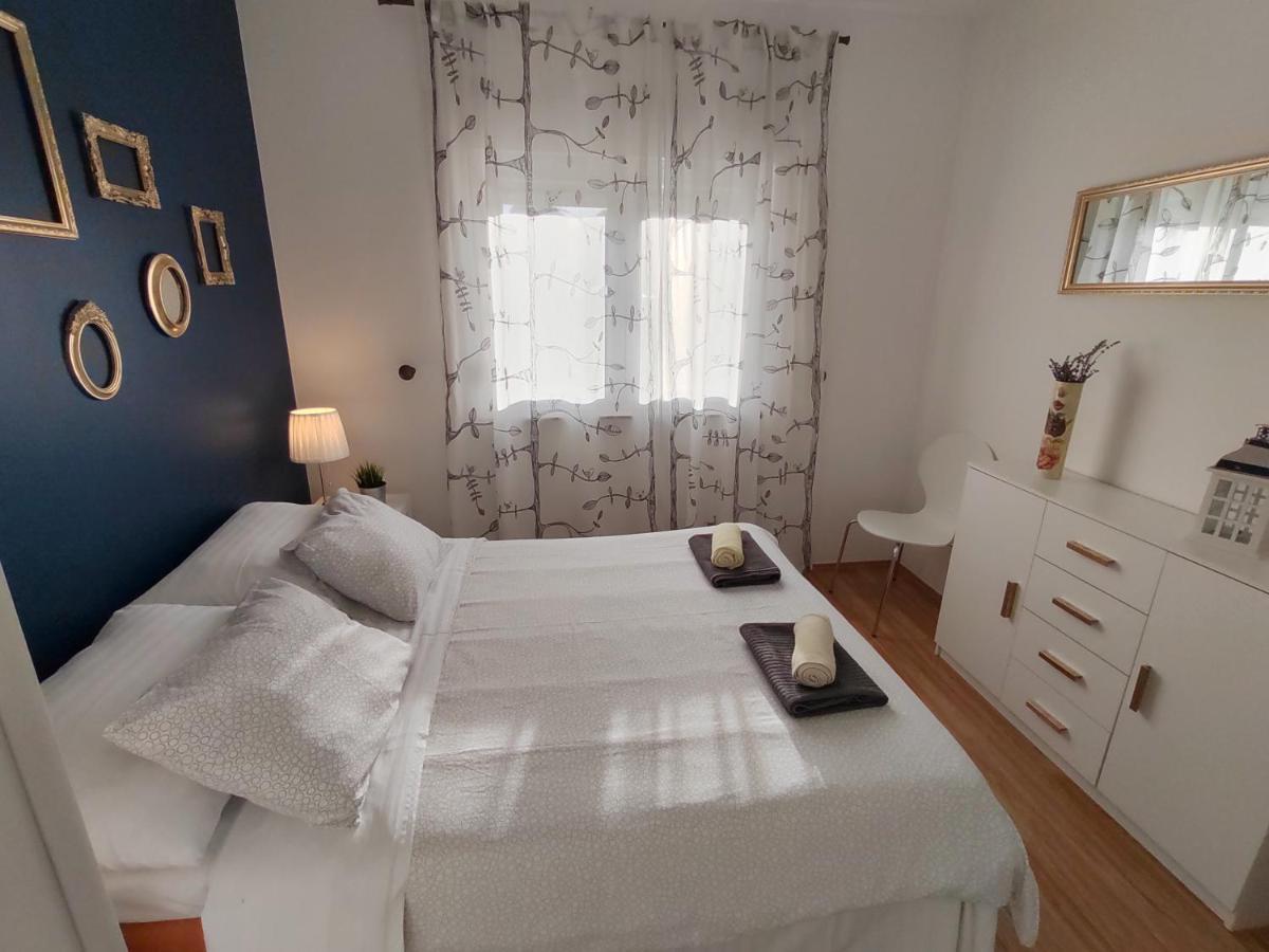 Apartments Karla I Ivano Мандре Екстериор снимка