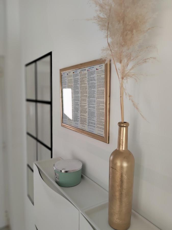 Apartments Karla I Ivano Мандре Екстериор снимка
