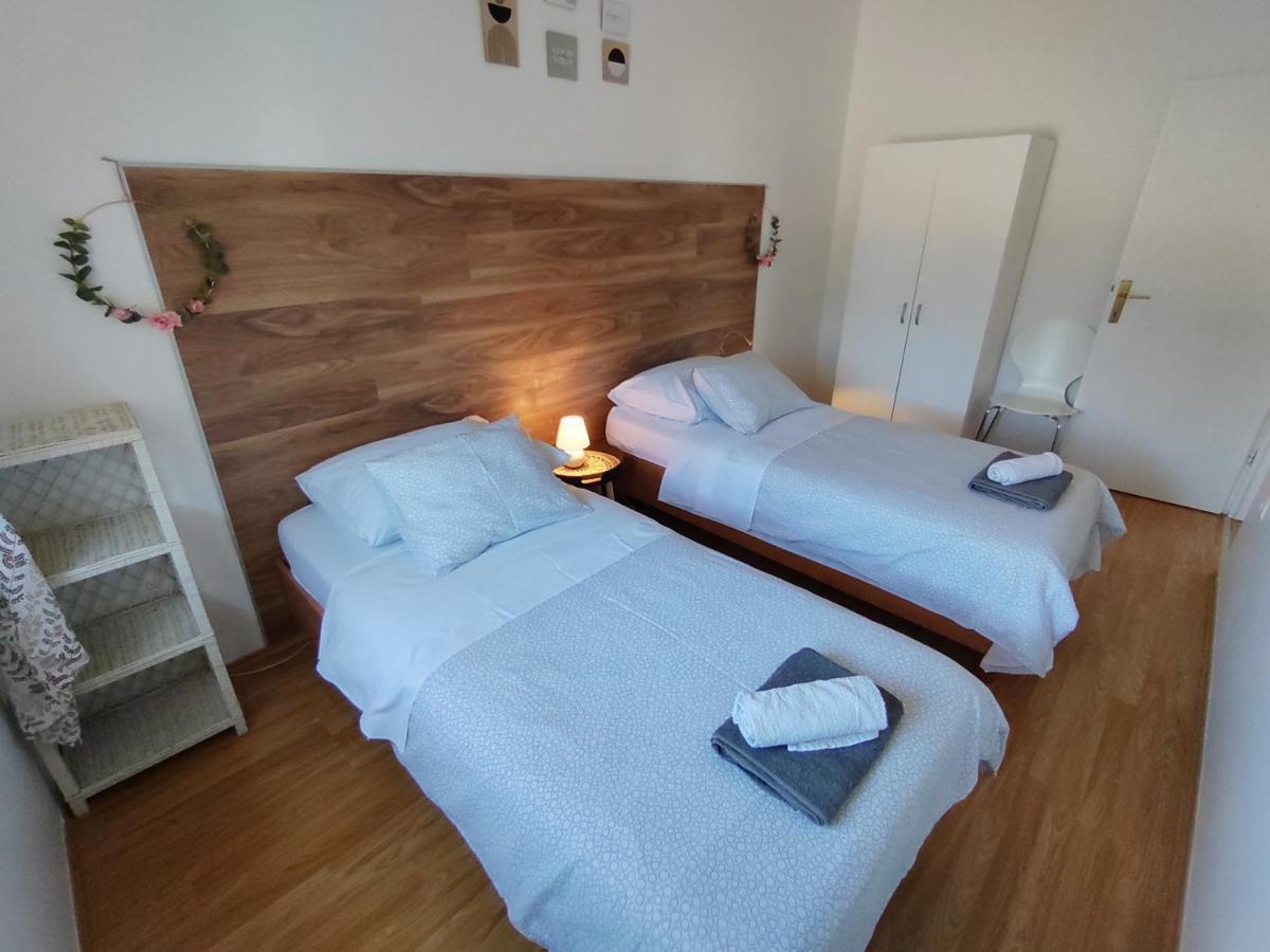 Apartments Karla I Ivano Мандре Екстериор снимка