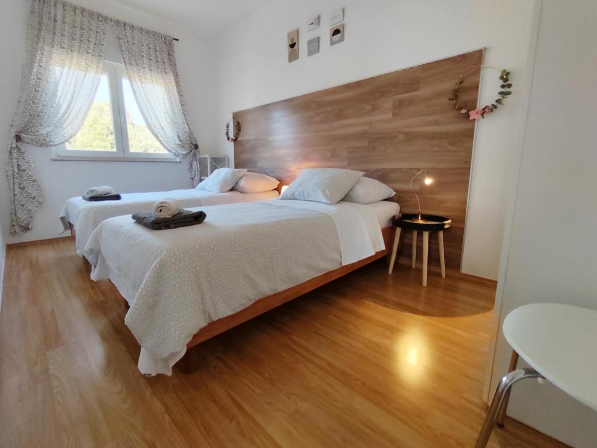 Apartments Karla I Ivano Мандре Екстериор снимка