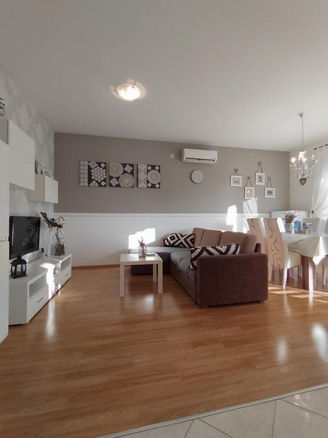 Apartments Karla I Ivano Мандре Екстериор снимка