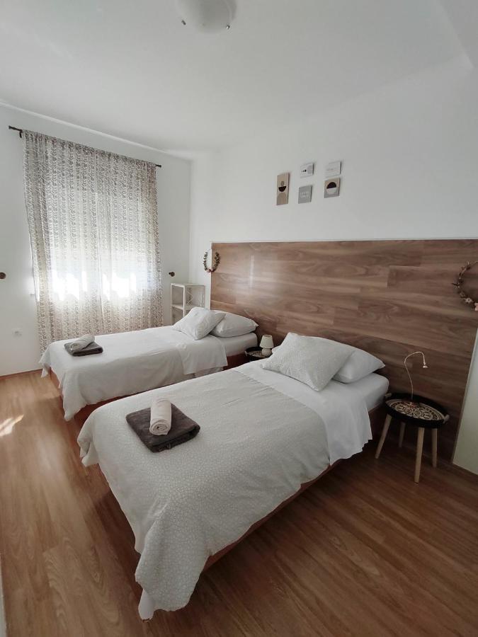 Apartments Karla I Ivano Мандре Екстериор снимка