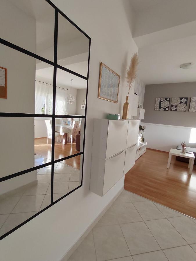 Apartments Karla I Ivano Мандре Екстериор снимка