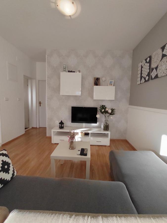 Apartments Karla I Ivano Мандре Екстериор снимка