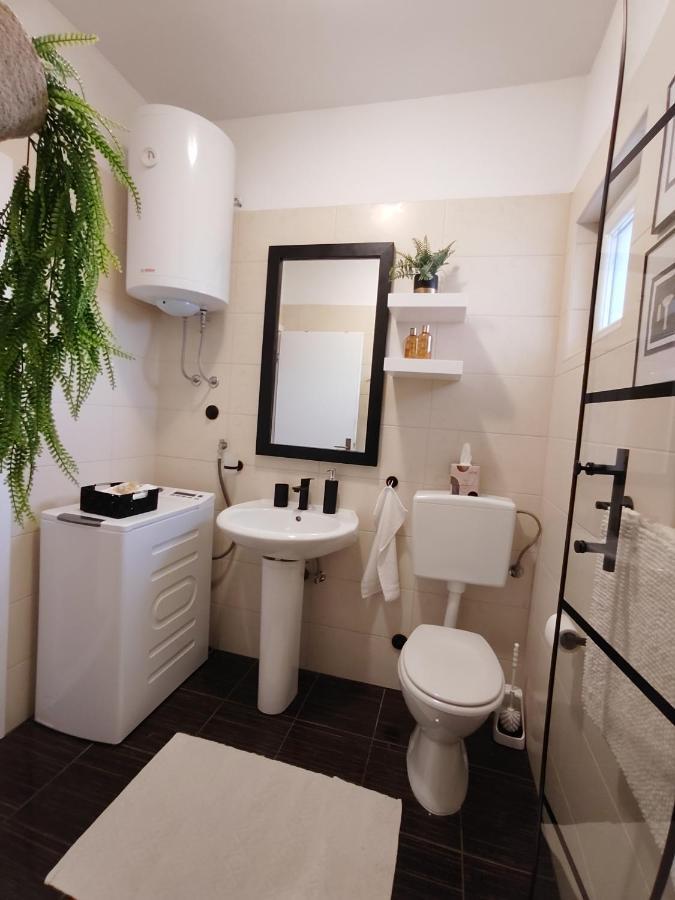 Apartments Karla I Ivano Мандре Екстериор снимка