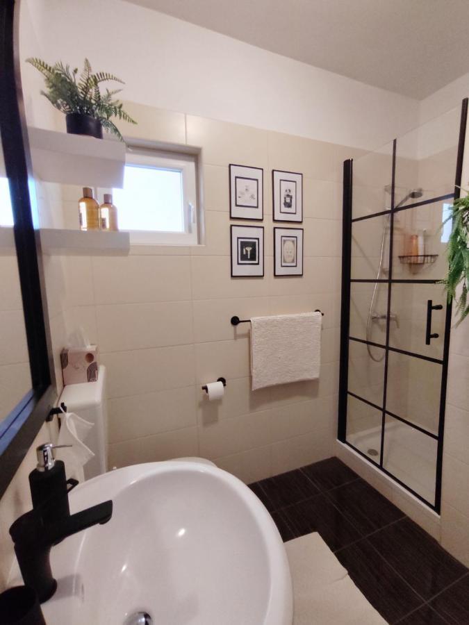 Apartments Karla I Ivano Мандре Екстериор снимка