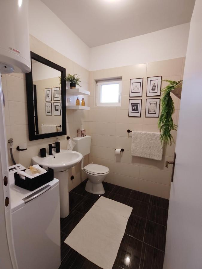 Apartments Karla I Ivano Мандре Екстериор снимка