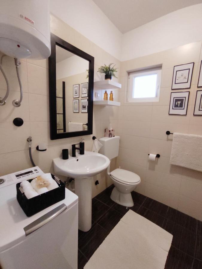 Apartments Karla I Ivano Мандре Екстериор снимка