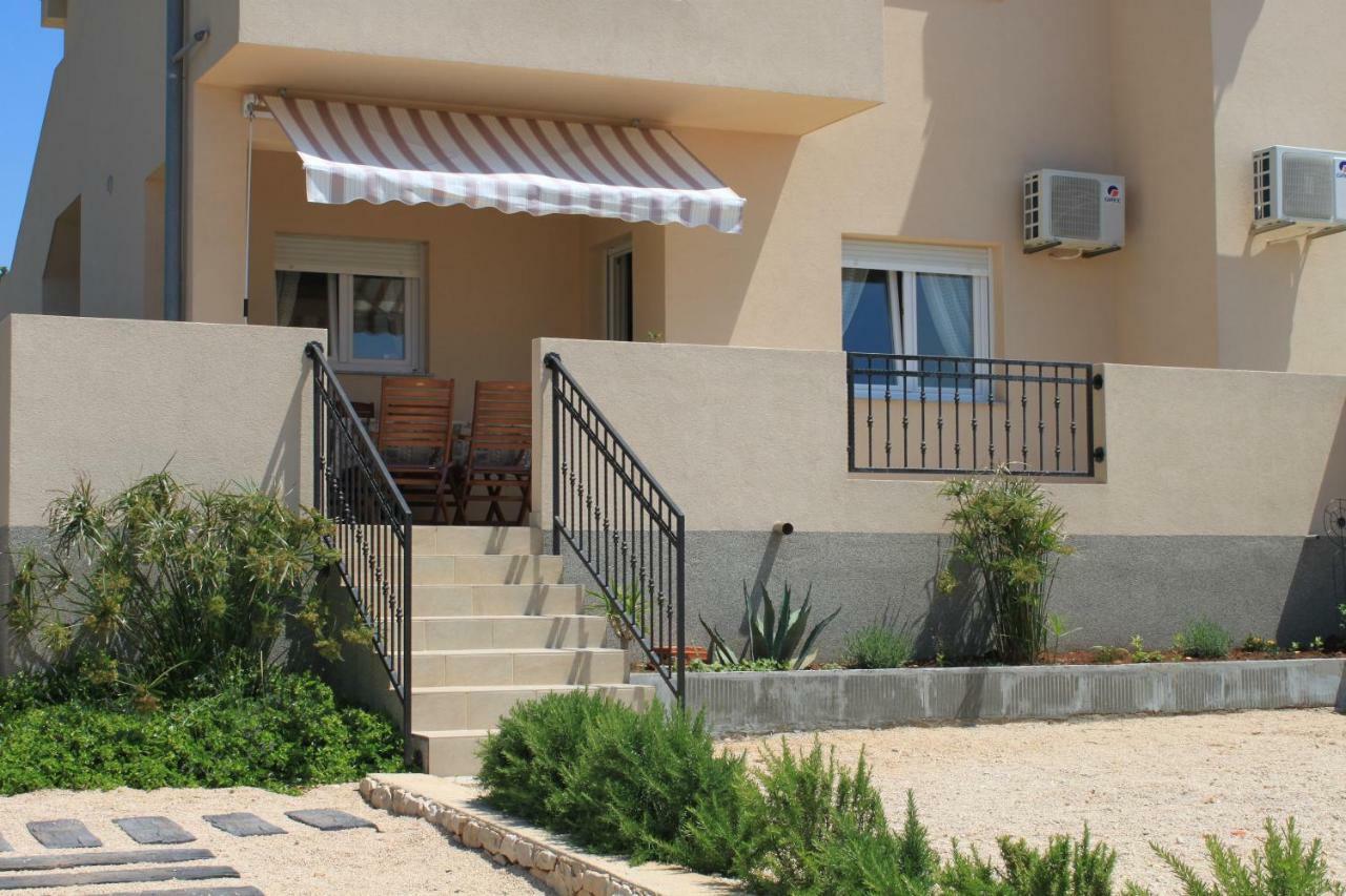 Apartments Karla I Ivano Мандре Екстериор снимка