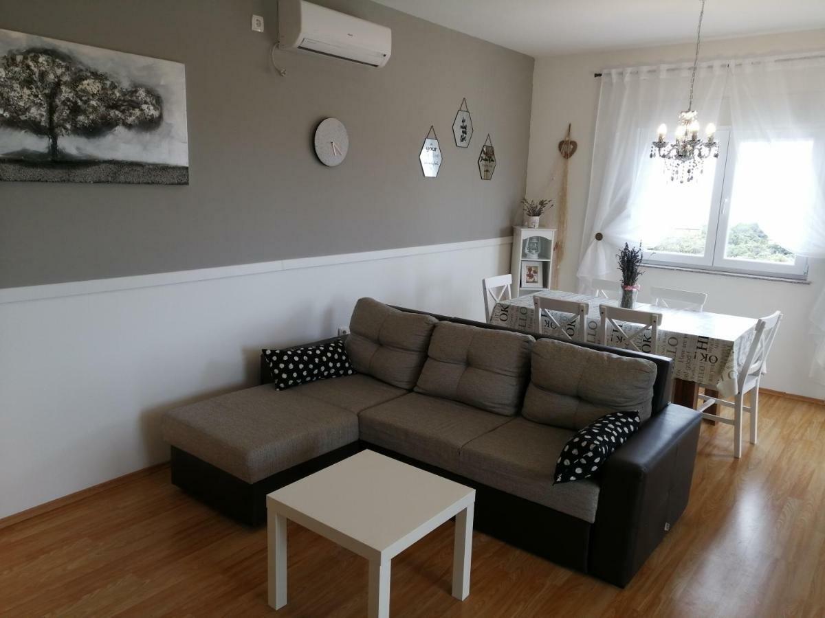Apartments Karla I Ivano Мандре Екстериор снимка